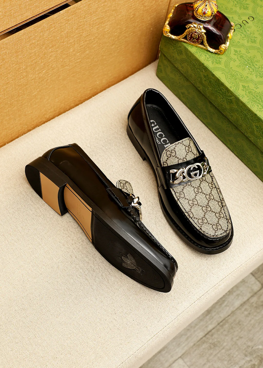 Men's shoes 💰480 💐 Product trademark: GUCCI "Gucci" casual leather shoes Regular size: 38-44 (45.46🉑️customized) Product materials: Selected imported first-layer calfskin embossed upper + luxury hardware buckle, imported water-dyed cowhide leather lining. Strong three-dimensional visual effect, original outsole color: 2 colors available